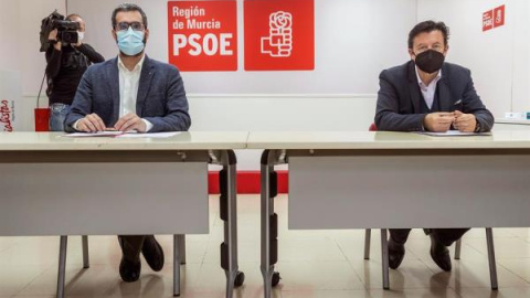 El portavoz del grupo parlamentario de Ciudadanos en el parlamento murciano, Juan José Molina, junto al vicesecretario general del PSOE en Murcia, Francisco Lucas durante la reunión que ha mantenido este martes en Murcia