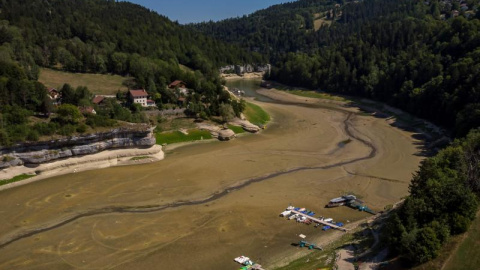 Vista aérea tomada el 4 de agosto de 2022 en Les Brenets que muestra el lecho seco del lago Brenets (Lac des Brenets), parte del río Doubs, una frontera natural entre el este de Francia y el oeste de Suiza AFP