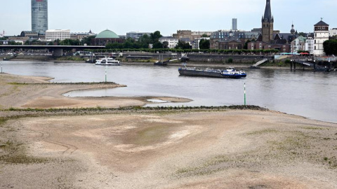 Cauce seco del río Rin en Düsseldorf, Alemania, el 29 de julio de 2022 EFE