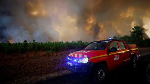 Los bomberos trabajan para contener un incendio en Belin-Beliet, mientras los incendios forestales continúan propagándose en la región de La Gironda, en el suroeste de Francia.