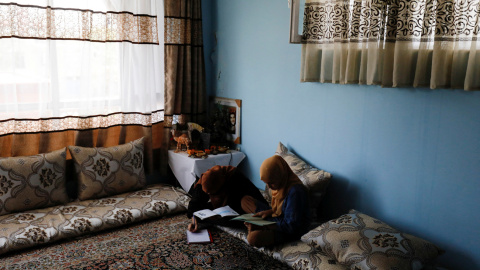 Kerishma Rasheedi, de 16 años, y su amiga Bereshna Hesar estudian en su casa en Kabul, Afganistán, el 3 de agosto de 2022.