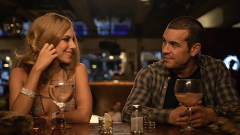 Instantánea de Mario Casas y Aura Garrido en 'El inocente'.