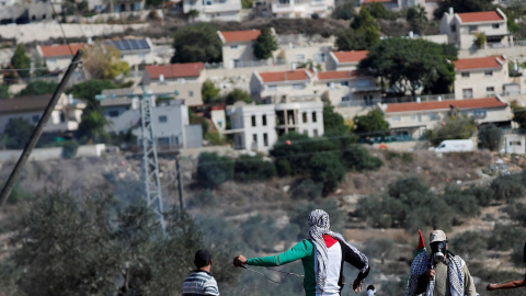 Foto de noviembre de 2020 de manifestantes palestinos frente a un asentamiento judío durante una protesta, en Kafr Qaddum, en la Cisjordania ocupada. REUTERS / Mohamad Torokman