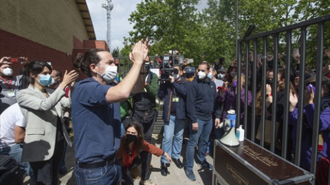 el candidato de Unidas Podemos a la Presidencia de la Comunidad de Madrid, Pablo Iglesias aplauden durante un acto del partido en el Polideportivo municipal Cerro Buenavista de Getafe, a 27 de abril de 2021.