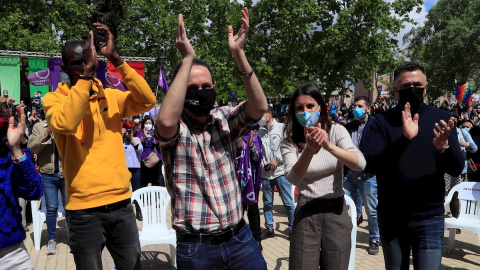 El candidato a la presidencia a la Comunidad de Madrid por Unidas Podemos, Pablo Iglesias (2i), el número nueve, Serigne Mbayé (i) y la ministra de Igualdad, Irene Montero (2d) durante un acto electoral del partido en el Parque de Olof Palme en Madrid e