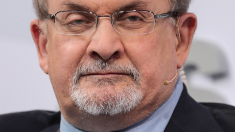 El escritor Salman Rushdie, que fue atacado con cuchillo en una presentación en Nueva York.