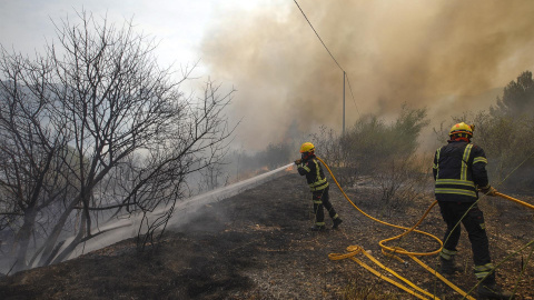 Continúan las labores de extinción del incendio forestal de Vall d'Ebo (Alicante), a 14 de agosto de 2022.