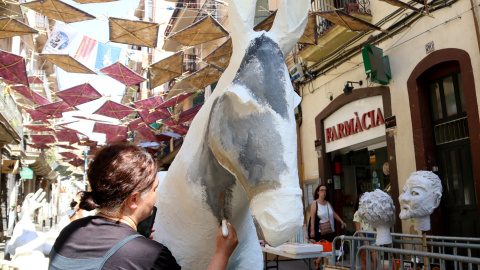 Ambient al carrer Verdi, on es treballa en el guarnit a pocs dies que comenci la Festa Major.