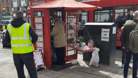 Una cabina de teléfono británica convertida en cafetería. - Conxa Rodríguez