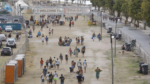 Numerosos jóvenes abandonan el recinto del Festival Medusa de Cullera (València), a 13 de agosto de 2022.