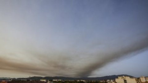 El incendio en Zaragoza obliga a desalojar a más de 1.500 personas y Alicante solicita la intervención de la UME