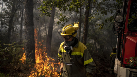 11/08/2022-Incendio que permanece activo en O Irixo (Ourense), este jueves. Las llamas siguen abrasando bosques de Galicia, Extremadura y las dos Castillas.