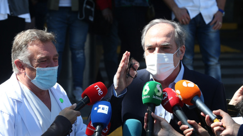 Ángel Gabilondo ofrece declaraciones a los medios a su salida del Hospital Ramón y Cajal tras recibir el alta hospitalaria.