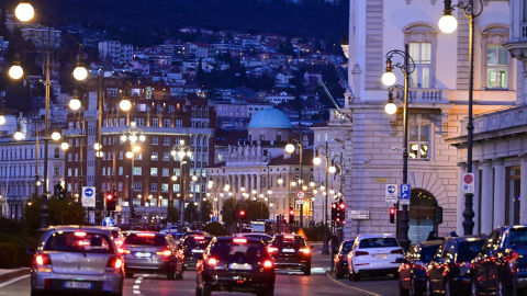 Fotografía de enero de 2021 del tráfico en la avenida Riva Tre Novembre, cerca de Piazza Unita d'Italia, en la ciudad norteña de Trieste.