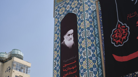 Retrato del ayatolá iraní Ruholá Jomeiní en el santuario Saleh, Irán.