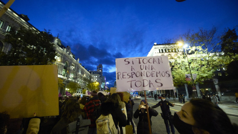 Un grupo de personas participa en una manifestación convocada por Movimiento Feminista contra la violencia machista el pasado 25 de noviembre de 2021 en Madrid.