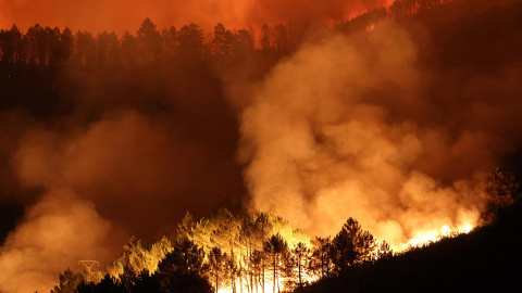 Vista del incendio que arrasa los alrededores de la localidad de Campobecerros, Ourense, en la madrugada de este lunes 15 de agosto de 2022.