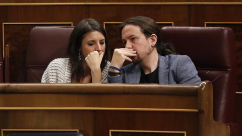 El líder de Podemos, Pablo Iglesias,d., e Irene Montero, durante la sesión de control al Gobierno, en el Congreso de los Diputados. EFE/ Javier Lizón