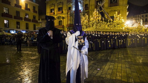 Foto de archivo de un preso indultado en la procesión de Jesús El Rico de Málaga. / EFE