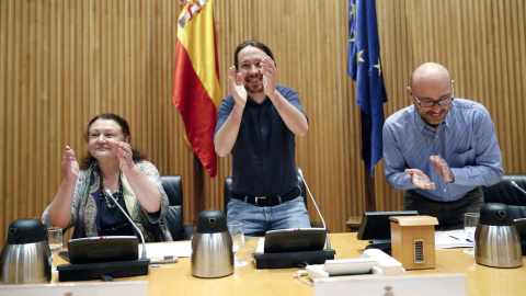 El secretario general de Podemos, Pablo Iglesias (c), junto a los diputados Mae de la Concha (i) y Txema Guijarro (d), inauguran un foro organizado por su partido para la regulación del cannabis. EFE/ J.P.Gandul