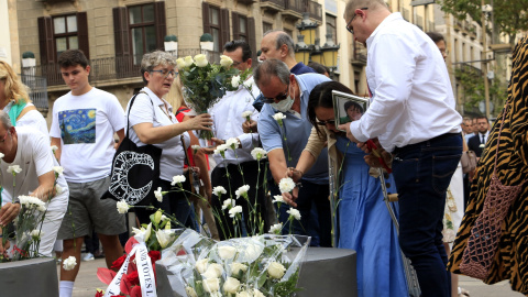 La família del nen australià que va morir en els atemptats del 17-A i altres familiars dipositen els clavells blancs en record de les víctimes, en la commemoració dels cinc anys, al memorial pla de l'Ós de la Rambla.