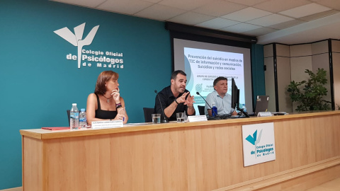 Javier Jiménez, a la derecha en la fotografía, durante una charla en el Colegio Oficial de Psicólogos de Madrid | Fuente: Javier Jiménez