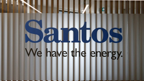 El logo de la energética australiana Santos, en su sede en Sydney. REUTERS/Jason Reed