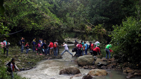 Los migrantes hondureños cruzan el rio Lempa, en la frontera entre Honduras y Guatemala, en su marcha hacia EEUU. REUTERS/Jorge Cabrera