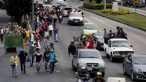 Migrantes hondureños se trasladan a pie o en camionetas, con la ayuda de ciudadanos guatemaltecos, hacia el departamento de Escuintla para acercarse a la frontera con México. EFE/Esteban Biba