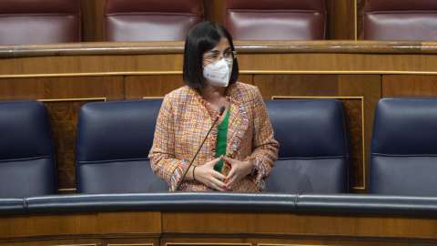 La ministra de Sanidad, Carolina Darias, interviene durante una sesión plenaria en el Congreso de los Diputados, Madrid