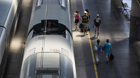 17/08/2022 Varias personas caminan por un andén en la estación de Ave Madrid - Puerta de Atocha, a 8 de agosto de 2022, en Madrid