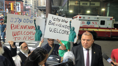 17/08/2022. El comisionado Manuel Castro recibe nuevo grupo de migrantes en estación de autobuses de Nueva York, a 17 de agosto de 2022.