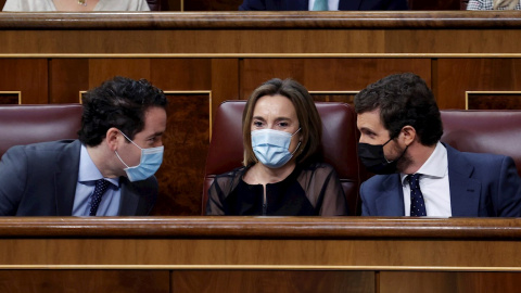 24/03/2021.- (De dcha a izq, delante) El líder popular Pablo Casado conversa con su portavoz en el Congreso, Cuca Gamarra, y el diputado Teodoro García Egea durante una nueva sesión de control al Gobierno, la última de Pablo Iglesias antes de abandona