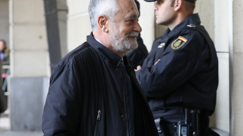 17/8/22 El expresidente andaluz, llegando a la Audiencia de Sevilla en una de las sesiones del juicio, en una imagen de 2019.