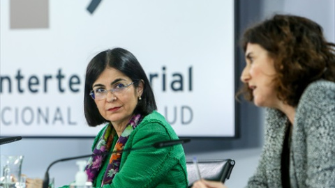 La ministra de Sanidad, Carolina Darias (d), y la jefa del área del Centro de Coordinación de Alertas y Emergencias Sanitarias, María José Sierra, durante una rueda de prensa tras la reunión del Consejo Interterritorial del Sistema Nacional de Salud,