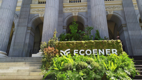 El logotipo de Ecoener decora la fachada del Palacio de la Bolsa en Madrid con motivo de su debut en el mercado bursátil. EFE/ Vega Alonso Del Val