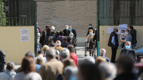 Decenas de personas hacen cola para votar en el Colegio Joaquín Turina de Arturo Soria, a 4 de mayo de 2021, en Madrid (España)