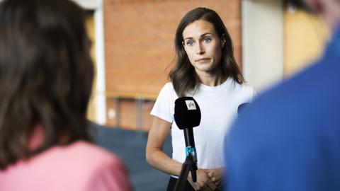 La primera ministra finlandesa Sanna Marin habla con los medios de comunicación.