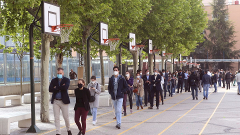 Largas colas para votar en el  colegio San Agustín, en Madrid.