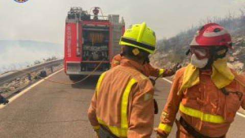 Las imágenes del trabajo incesante de los bomberos en el atroz incendio de Bejís