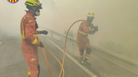 Frenan el avance del fuego hacia Sierra Calderona mientras que el de Bejís ha calcinado ya más de 19.000 hectáreas