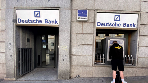 Un joven retira dinero de un cajero Deutsche Bank, en Madrid. E.P./Eduardo Parra