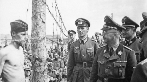 Heinrich Himmler (en primer plano, con gafas) estuvo al mando de las SS y fue el responsable de la creación del instituto Ahnenerbe, que aspiraba a legitimar el credo rascista con datos científicos proporcionados por sus investigadores.