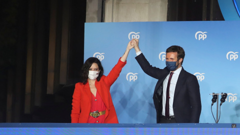 La presidenta de la Comunidad de Madrid, Isabel Díaz Ayuso, y el líder del PP, Pablo Casado, en el balcón de Génova.