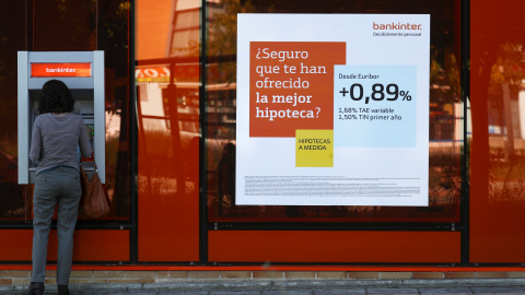 Una mujer en un cajero automático de una oficina de Bankinter en el centro de Madrid. REUTERS/Sergio Perez