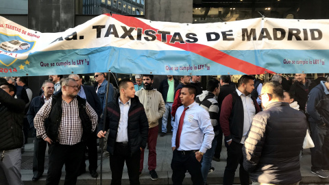 Los taxistas en la concentración convocada este jueves en las inmediaciones del Congreso de los Diputados - Arancha Ríos