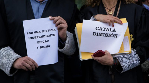 Fiscales y jueces se han concentrado este mediodía en la Ciutat de la Justicia, en el marco de sus protestas, con paros de una hora convocados para hoy y con la vista puesta en el próximo viernes, cuando está prevista una huelga y una concentración fr