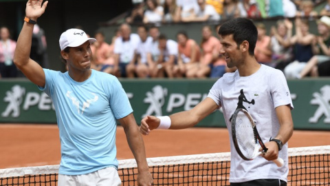 Rafael Nadal y Novak Djokovic, durante un partido de exhibición antes de la celebración del Roland Garros de este año. - AFP