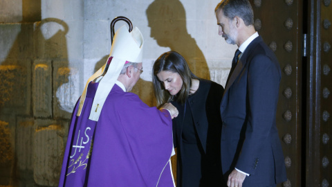 La reina Letizia besa el obispo del obismpo Sebastia Taltavull en presencia del rey Felipe, antes del funeral por las víctimas de las riadas en Mallorca. REUTERS/Enrique Calvo