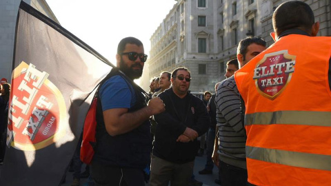 25/10/2018.- Manifestación de taxistas en las inmediaciones del Congreso de los Diputados, en coincidencia con el pleno en el que se decide si convalida o deroga el real decreto que faculta a las comunidades autónomas y los ayuntamientos a regular la ac